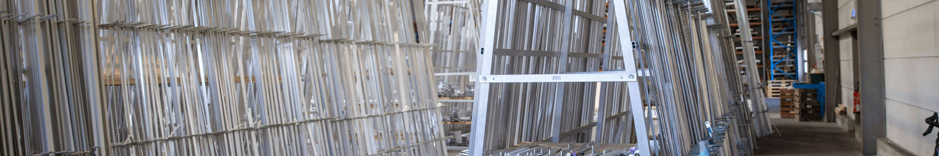 Blick ins alu-verkauf Lager mit den aufgestellten Aluminiumprofilen im Regal. ✓ härte aluminium ✓ zugfestigkeit aluminium ✓ streckgrenze aluminium