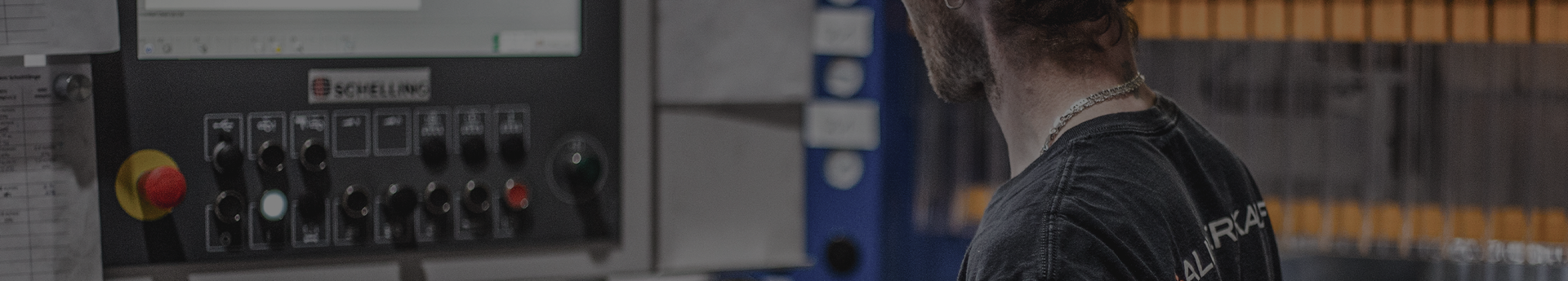 Mitarbeiter von alu-verkauf an der Säge beim Zuschneiden von alu profilen. ✓ alu onlineshop ✓ aluminium profile kaufen