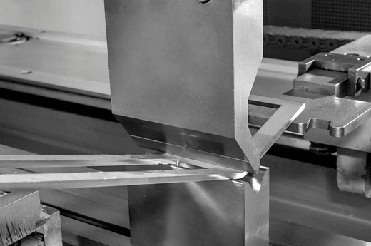 Aluminium Flachprofil wird von einer Maschine gebogen