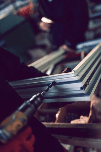 Der Bohrer wird ans Aluminium gehalten um ein Loch hinein zu bohren