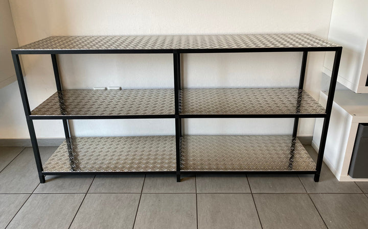 Selbstgebautes Regal aus Aluminium