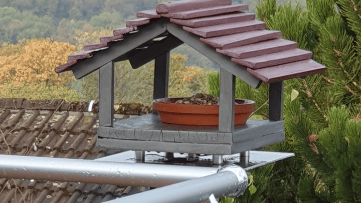 Vogelhaus aus Alu-Plattform auf Balkongeländer
