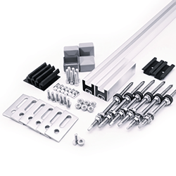 Übersichtlich aufgereihtes Zubehör zur Anbringung von PV Modulen