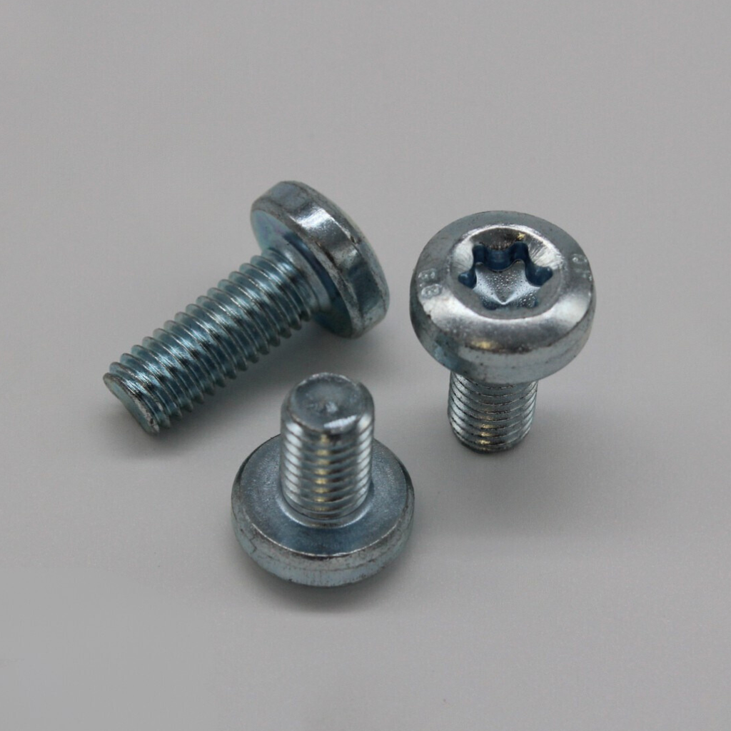 Produktfoto Flachkopfschrauben aus drei verschiedenen Perspektiven