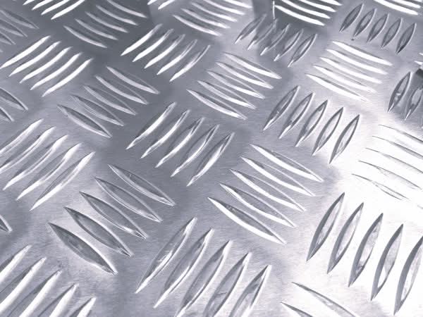 Detailaufnahme von einem Aluminium Riffelblech Quintett